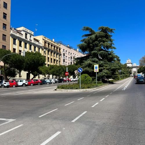 Vista urbana de la calle de Toledo en Arganzuela, Madrid.