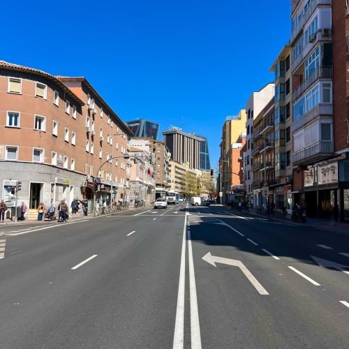 Vista urbana de la calle Bravo Murillo en Tetuán, Madrid.